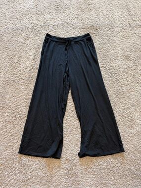 Black Wide Capri Leg Lounge Pants